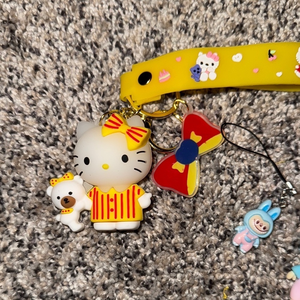 Cute Character Keychain Set labubu included - Picture 2 of 4